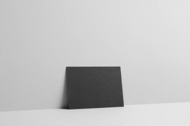 Siyah A6 el ilanı / kart / davet Mock-Up-duvar arka plan