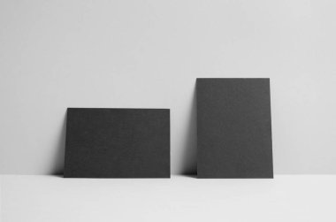 Siyah A6 el ilanı / kart / davet Mock-Up-duvar arka plan