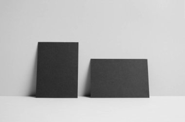 Siyah A6 el ilanı / kart / davet Mock-Up-duvar arka plan