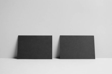 Siyah A6 el ilanı / kart / davet Mock-Up-duvar arka plan