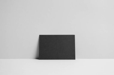 Siyah A6 el ilanı / kart / davet Mock-Up-duvar arka plan