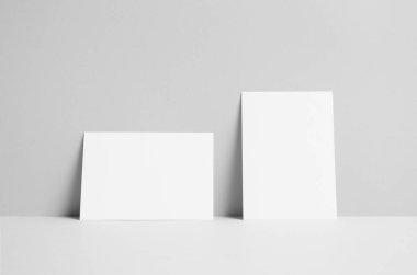 A6 El ilanı / kart / davet Mock-Up-duvar arka plan