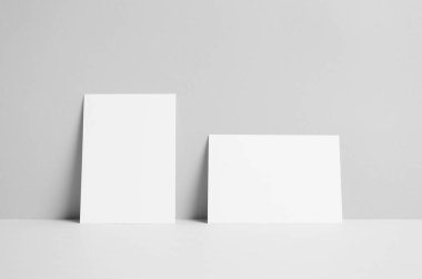 A6 El ilanı / kart / davet Mock-Up-duvar arka plan