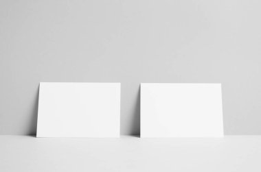 A6 El ilanı / kart / davet Mock-Up-duvar arka plan