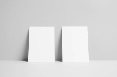 A6 El ilanı / kart / davet Mock-Up-duvar arka plan