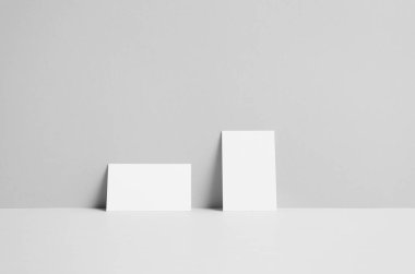 Kartvizit Mock-Up (85x55mm) - duvar arka plan