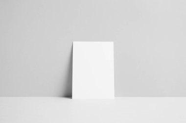 A6 El ilanı / kart / davet Mock-Up-duvar arka plan