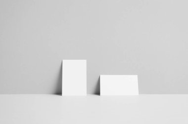 Kartvizit Mock-Up (85x55mm) - duvar arka plan