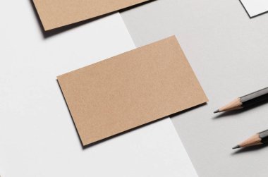 Marka / Kırtasiye Mock-Up-Kraft ve beyaz. Yakın çekim-Antetli kağıdı (A4), iş kartları (85x55mm)