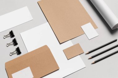 Marka / Kırtasiye Mock-Up-Kraft ve beyaz - Antetli kağıdı (A4), Dl zarf, övgü tüp posta makbuzu (99x210mm), ticari kartlar (85x55mm),