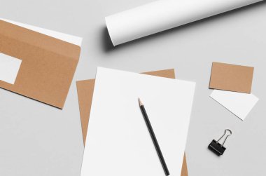 Marka / Kırtasiye Mock-Up-Kraft ve beyaz - Antetli kağıdı (A4), Dl zarf, övgü tüp posta makbuzu (99x210mm), ticari kartlar (85x55mm),