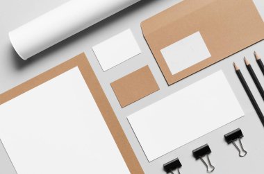 Marka / Kırtasiye Mock-Up-Kraft ve beyaz - Antetli kağıdı (A4), Dl zarf, övgü tüp posta makbuzu (99x210mm), ticari kartlar (85x55mm),