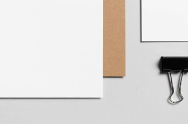 Marka / Kırtasiye Mock-Up-Kraft ve beyaz. Yakın çekim-Antetli kağıdı (A4)