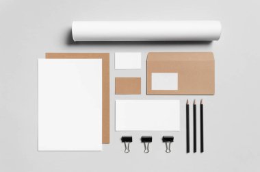 Marka / Kırtasiye Mock-Up-Kraft ve beyaz - Antetli kağıdı (A4), Dl zarf, övgü tüp posta makbuzu (99x210mm), ticari kartlar (85x55mm),