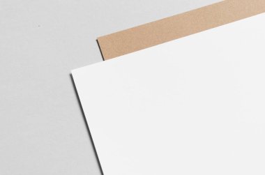 Marka / Kırtasiye Mock-Up-Kraft ve beyaz. Yakın çekim-Antetli kağıdı (A4)