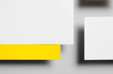 Marka / Kırtasiye Mock-Up-sarı ve beyaz. Yakın çekim. Yüzen - Antetli kağıdı (A4), iş kartları (85x55mm)