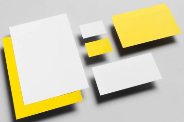 Marka / Kırtasiye Mock-Up-sarı ve beyaz. Yüzen - Antetli kağıdı (A4), Dl zarf, kayma (99x210mm), ticari kartlar (85x55mm övgü)