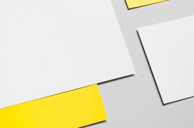 Marka / Kırtasiye Mock-Up-sarı ve beyaz. Yakın çekim-Antetli kağıdı (A4), iş kartları (85x55mm)