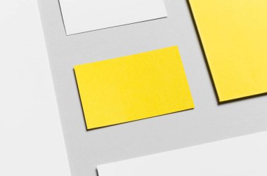 Marka / Kırtasiye Mock-Up-sarı ve beyaz. Yakın çekim-Antetli kağıdı (A4), Dl zarf, kayma (99x210mm), ticari kartlar (85x55mm övgü)