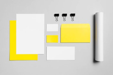 Marka / Kırtasiye Mock-Up-sarı ve beyaz - Antetli kağıdı (A4), Dl zarf, övgü tüp posta makbuzu (99x210mm), ticari kartlar (85x55mm),