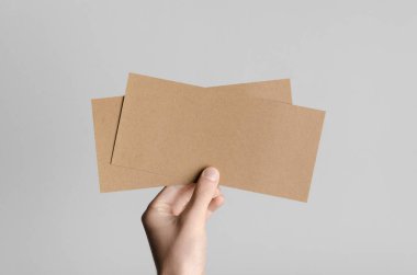 Kraft Dl el ilanı Mock-Up-kraft el ilanları gri bir arka plan üzerinde holding erkek eller.