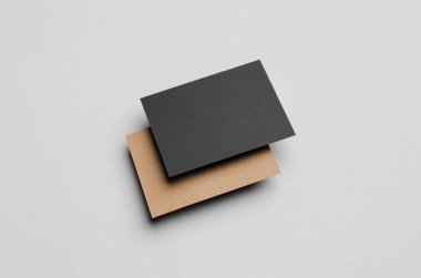 Siyah ve Kraft A6 el ilanı / kart / davet Mock-Up