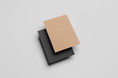 Siyah ve Kraft A6 el ilanı / kart / davet Mock-Up