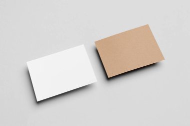 Kraft ve beyaz A6 el ilanı / kart / davet Mock-Up