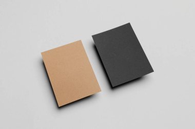 Siyah ve Kraft A6 el ilanı / kart / davet Mock-Up