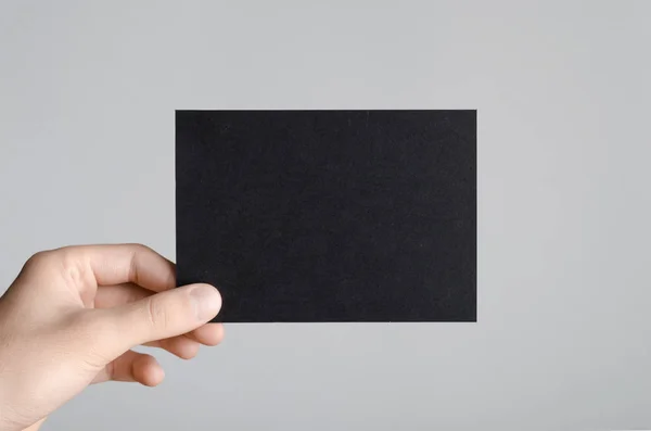 Black Flyer Листівка Запрошення Mock Чоловічі Руки Тримають Чорний Флаєр — стокове фото