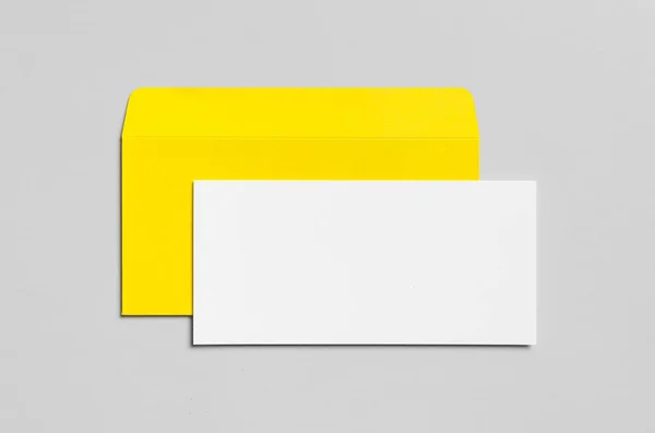 Branding Papelaria Mock Amarelo Branco Envelope Deslizamento Elogios 99X210Mm — Fotografia de Stock