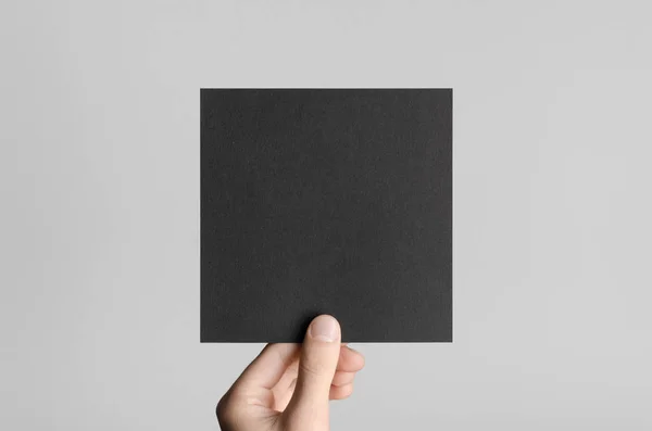 Czarny Kwadrat Ulotki Zaproszenie Makiety Mężczyzna Ręce Trzymając Czarny Ulotki — Zdjęcie stockowe