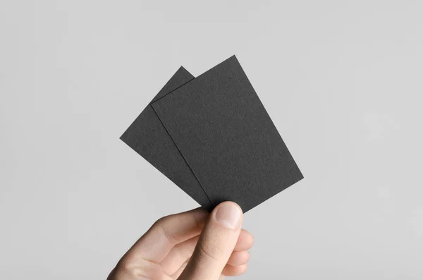 Black Business Card Mock 85X55Mm Mannelijke Handen Met Blanco Kaarten — Stockfoto