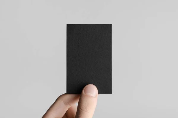 Чорна Візитна Картка Mock 85X55Mm Чоловічі Руки Тримають Порожню Картку — стокове фото