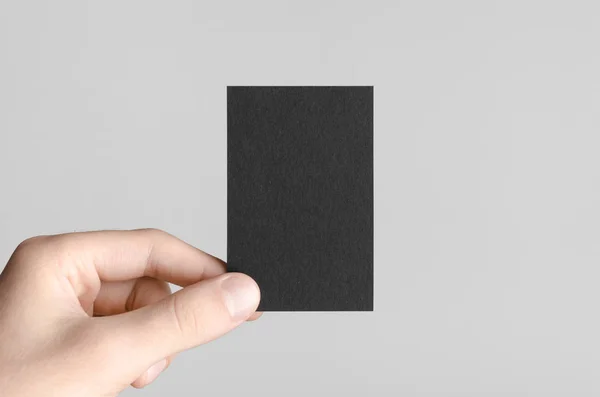 Black Business Card Mock 85X55Mm Mannelijke Handen Met Een Lege — Stockfoto