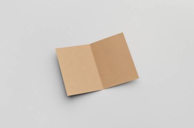 Kraft A6 ikiye katlanmış / yarı katlı broşür Mock-Up