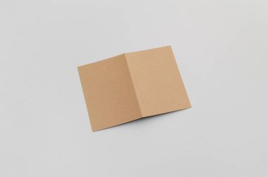 Kraft A6 ikiye katlanmış / yarı katlı broşür Mock-Up