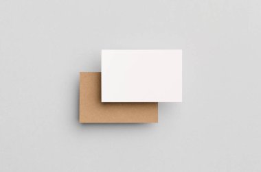 Kraft ve beyaz kartvizit Mock-Up (85x55mm)