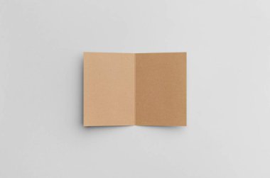 Kraft A6 ikiye katlanmış / yarı katlı broşür Mock-Up