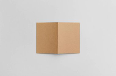 Kraft A6 ikiye katlanmış / yarı katlı broşür Mock-Up