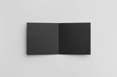 Siyah kare ikiye katlanmış broşür Mock-Up