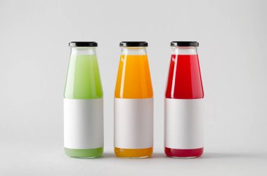 Şişe Mock-Up-üç şişe suyu. Boş etiket