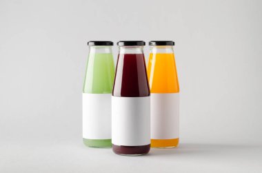 Şişe Mock-Up-üç şişe suyu. Boş etiket