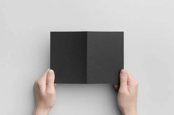 Černá Fold Přeložené Napůl Brožura Maketa Male Ruce Držící Černé — Stock fotografie