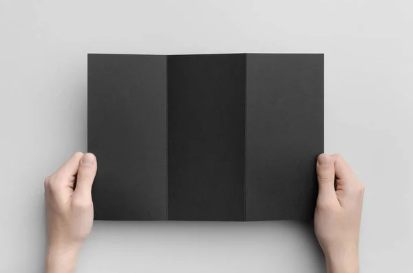 Černá Skládání Brožury Maketa Male Ruce Držící Černá Trojkombinace Šedém — Stock fotografie