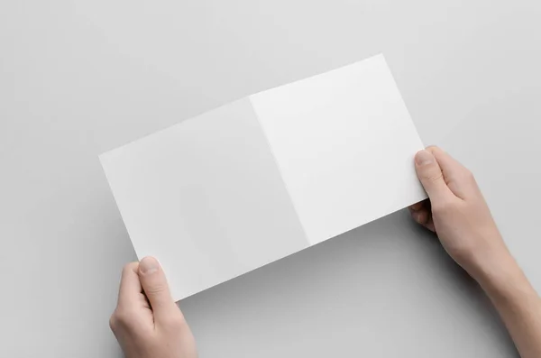 Quadratische Broschüren Attrappe Männliche Hände Die Eine Leere Broschüre Attrappe — Stockfoto
