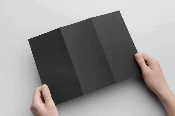Black Tri Fold Brochure Mock Чоловічі Руки Тримають Чорний Потрійний — стокове фото