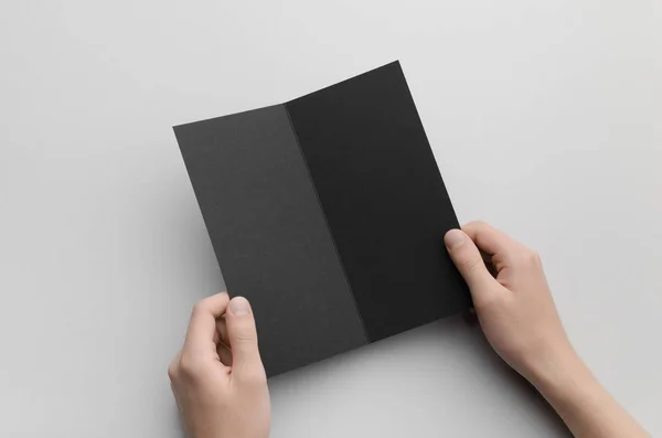 Brochure Fold Noir Maquette Mains Masculines Tenant Pli Noir Sur — Photo