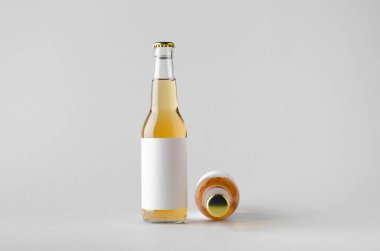 Bira şişe Mock-Up-iki şişe. Boş etiket