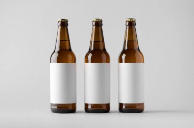 Bira şişe Mock-Up-üç şişe. Boş etiket